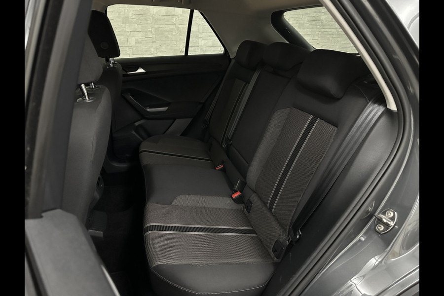 Volkswagen T-Roc 1.5 TSI 150pk DSG | ACC | Origineel NL | BOVAG Garantie | Trekhaak 1500kg | Camera | Lane Assist | Groot Navi | Carplay | Climat Getint Glas | 17'' | Adaptieve Cruise Control | Parkeercamera | Caravantrekker!