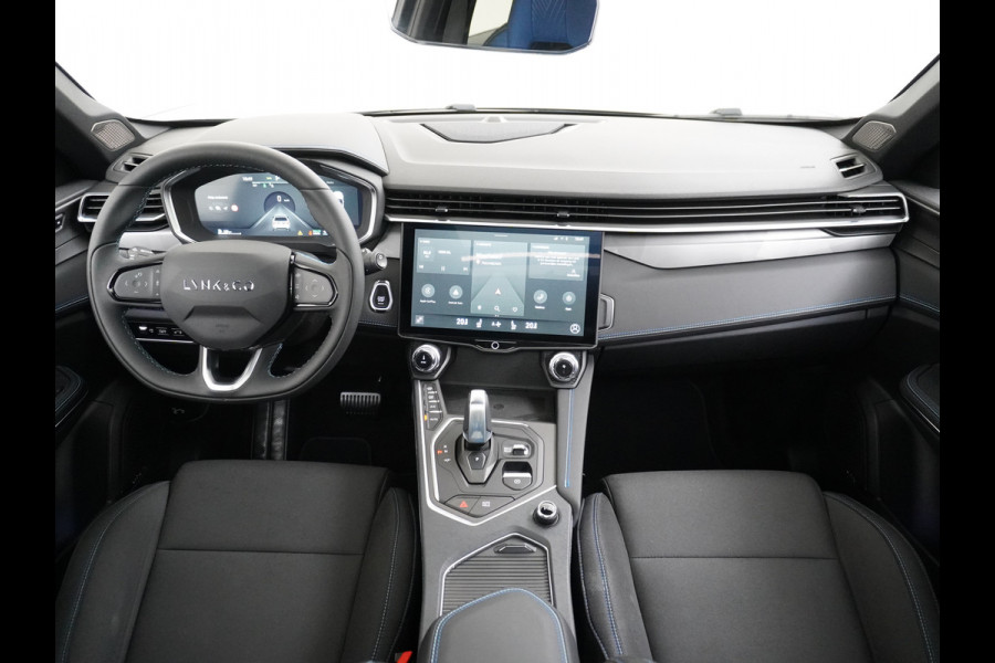 Lynk & Co 01 AUT-7 261pk PHEV Zwarte-Hemel Pano-Schuifdak Lmv 20" 360°Camera Apple Carplay Android Auto Adap.Cruise Navi Pdc Ecc Keyless Led  Elek.Memory.Stoel File assistent Dodehoek detector Elektrisch bedienbare achterklep Rijstrooksensor Wifi Verkeersbord detectie 425Nm koppel 3,7kw laadvermogen 1.800KG-Trekvermogen! €44.880 Nieuwprijs 1e Eigenaar Origineel NLse auto!