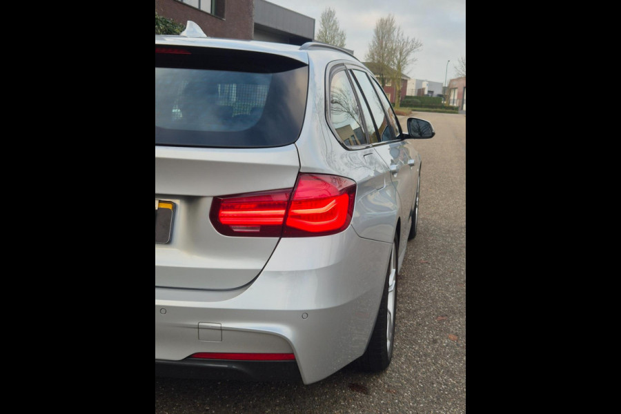 BMW 3 Serie Touring M Sport Apple CarPlay dig.dash Navi GR NAP NL 318i Edition M Sport Shadow Executive