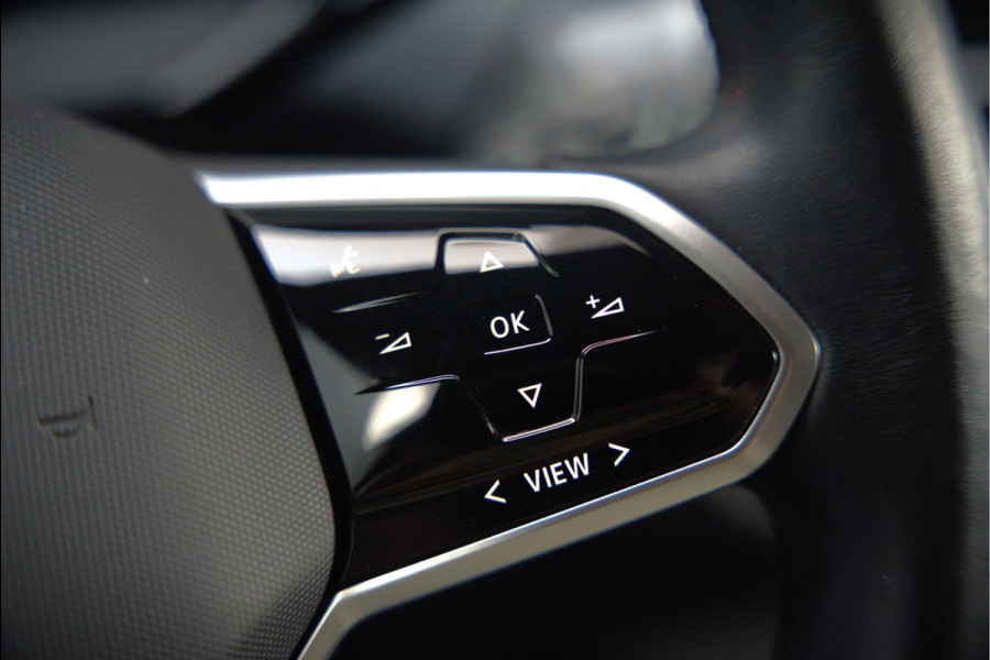 Volkswagen ID.4 First 77 kWh | Stoelverwarming | Stuurverwarming | Trekhaak | Warmtepomp | Adaptive Cruise Control | Navigatie | Apple Carplay | Keyless | Camera | Parkersensoren |