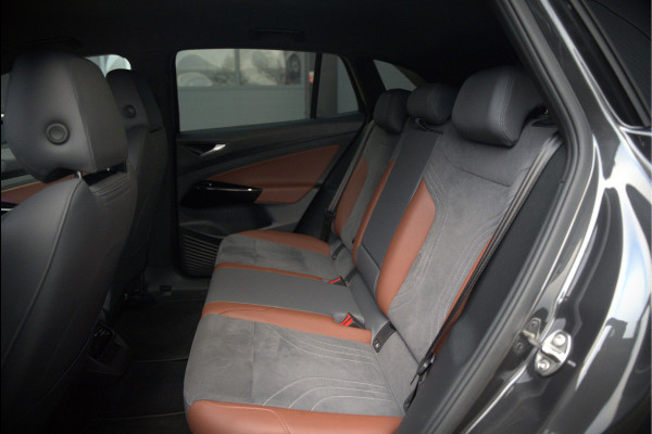 Volkswagen ID.4 First 77 kWh | Stoelverwarming | Stuurverwarming | Trekhaak | Warmtepomp | Adaptive Cruise Control | Navigatie | Apple Carplay | Keyless | Camera | Parkersensoren |
