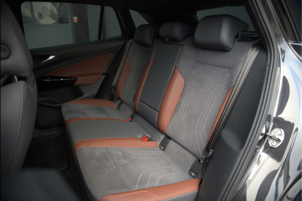 Volkswagen ID.4 First 77 kWh | Stoelverwarming | Stuurverwarming | Trekhaak | Warmtepomp | Adaptive Cruise Control | Navigatie | Apple Carplay | Keyless | Camera | Parkersensoren |