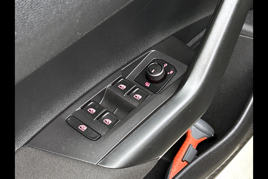 Volkswagen Polo 1.0 TSI Comfortline Business Automaat (NAVIGATIE, PARKEERSENSOREN, CARPLAY, 1e EIGENAAR, GOED ONDERHOUDEN)