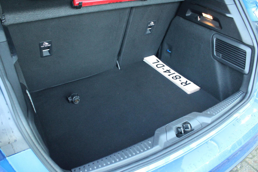 Ford Focus 1.0 EcoBoost ST Line Business | Trekhaak | Cruise Control | Navigatie | Camera | Airco | Lichtmetalen Velgen |