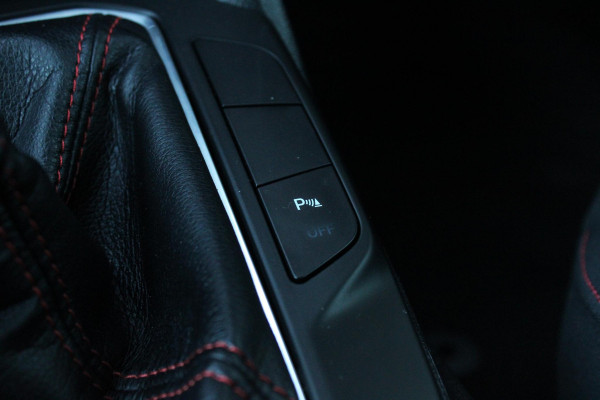 Ford Focus 1.0 EcoBoost ST Line Business | Trekhaak | Cruise Control | Navigatie | Camera | Airco | Lichtmetalen Velgen |