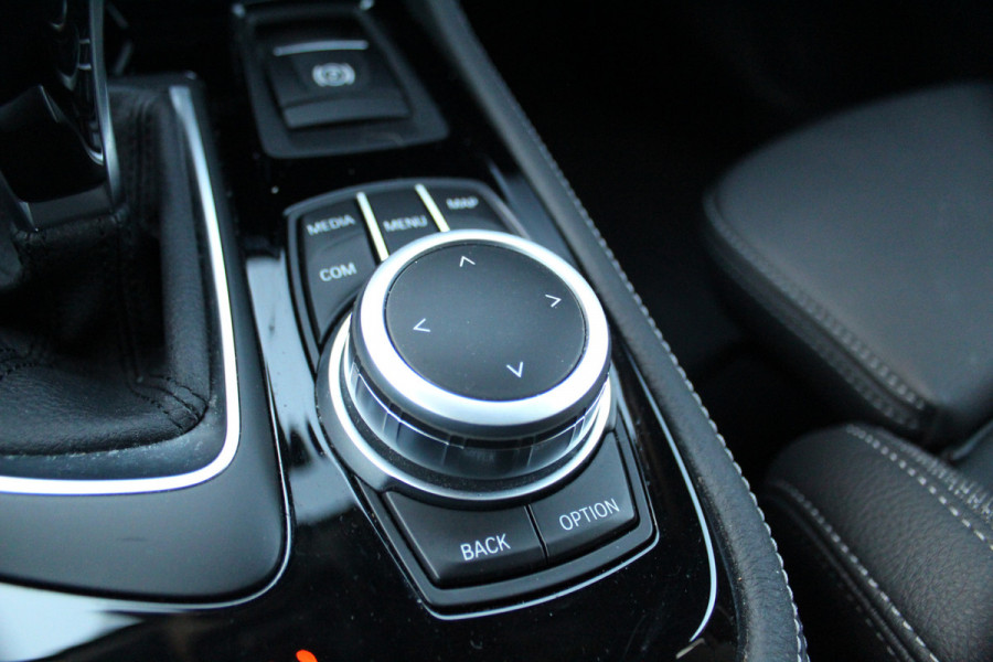 BMW 2 Serie Active Tourer 218i-140pk Executive Edition AUTOMAAT ! Uiterst nette, erg luxe en goed onderhouden hoogzitter. Autm. airco, metallic lak, trekhaak, cruise control, HUD, LED verl., elektr. achterklep, navigatie, telefoonvoorb., LM wielen+all season banden rondom