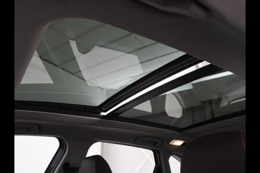 BMW 2 Serie Active Tourer 225xe iPerformance Luxury Line | Panoramadak | Leder  | Head-Up | Camera | Keyless | Navigatie | Park Assist | Adaptief LED | PHEV | Plug In