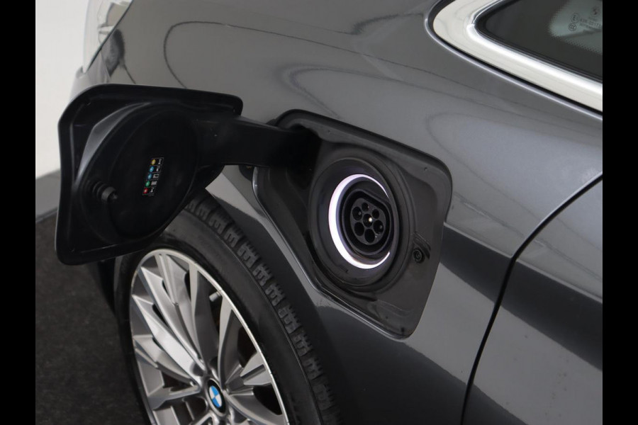 BMW 2 Serie Active Tourer 225xe iPerformance Luxury Line | Panoramadak | Leder  | Head-Up | Camera | Keyless | Navigatie | Park Assist | Adaptief LED | PHEV | Plug In