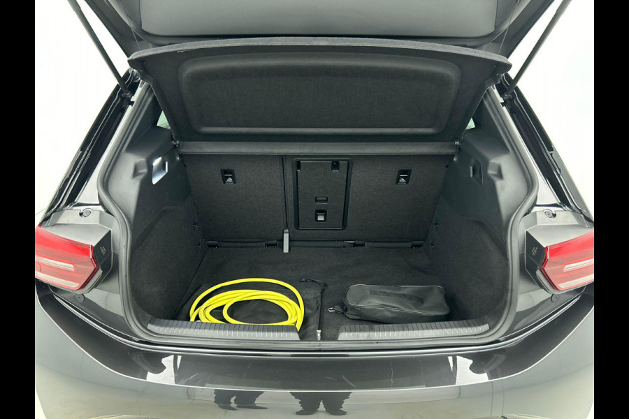 Volkswagen ID.3 First Plus 58 kWh | Navigatie | Apple Carplay/Android Auto | Camera | Parkeersensoren | Adaptive Cruise Control | Full LED Matrix | Stoel- en stuurverwarming | Lichtmetalen velgen | Climate Control