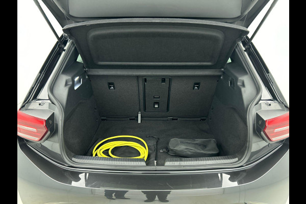 Volkswagen ID.3 First Plus 58 kWh | Navigatie | Apple Carplay/Android Auto | Camera | Parkeersensoren | Adaptive Cruise Control | Full LED Matrix | Stoel- en stuurverwarming | Lichtmetalen velgen | Climate Control