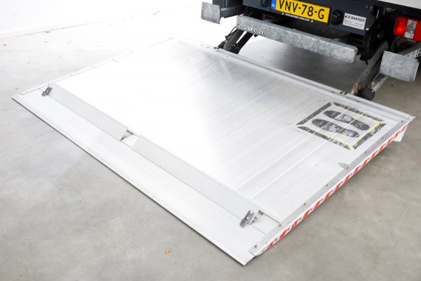 Mercedes-Benz Sprinter 317 CDI 170pk 9G Automaat Bakwagen met laadklep en zijdeur 02-2022