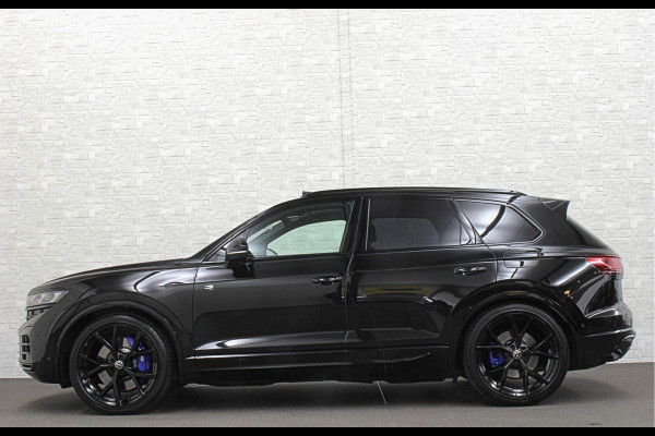 Volkswagen Touareg R 3.0 TSI 462PK E-Hybrid | Luchtvering | Puglia-Leder | Panorama | DYN-Audio | Massage | Ventilatie | ACC | Trekhaak | Nachtzicht | Head-Up | Ergo-Comfort | 22" | Keyless-Entry | Memory | 4-Zone Clima | ISO-Glas | Stoelverwarming V+A | Dodehoek | Standkachel | Carplay | Draadloos Laden |