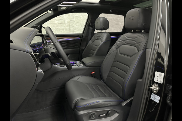 Volkswagen Touareg R 3.0 TSI 462PK E-Hybrid | Luchtvering | Puglia-Leder | Panorama | DYN-Audio | Massage | Ventilatie | ACC | Trekhaak | Nachtzicht | Head-Up | Ergo-Comfort | 22" | Keyless-Entry | Memory | 4-Zone Clima | ISO-Glas | Stoelverwarming V+A | Dodehoek | Standkachel | Carplay | Draadloos Laden |