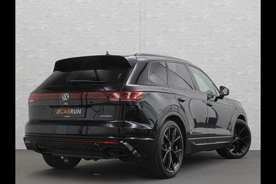 Volkswagen Touareg R 3.0 TSI 462PK E-Hybrid | Luchtvering | Puglia-Leder | Panorama | DYN-Audio | Massage | Ventilatie | ACC | Trekhaak | Nachtzicht | Head-Up | Ergo-Comfort | 22" | Keyless-Entry | Memory | 4-Zone Clima | ISO-Glas | Stoelverwarming V+A | Dodehoek | Standkachel | Carplay | Draadloos Laden |