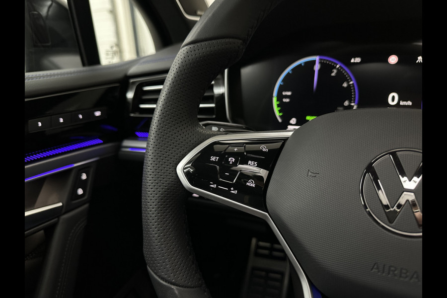 Volkswagen Touareg R 3.0 TSI 462PK E-Hybrid | Luchtvering | Puglia-Leder | Panorama | DYN-Audio | Massage | Ventilatie | ACC | Trekhaak | Nachtzicht | Head-Up | Ergo-Comfort | 22" | Keyless-Entry | Memory | 4-Zone Clima | ISO-Glas | Stoelverwarming V+A | Dodehoek | Standkachel | Carplay | Draadloos Laden |