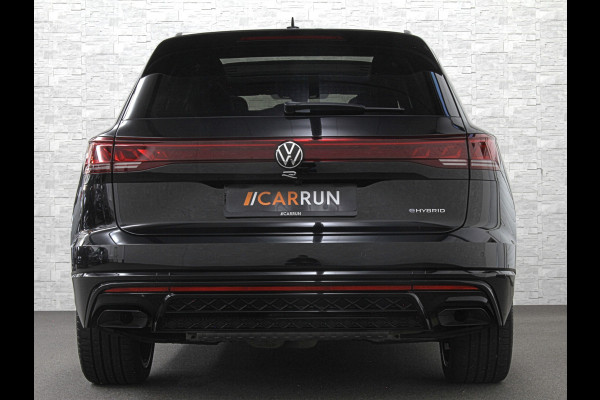 Volkswagen Touareg R 3.0 TSI 462PK E-Hybrid | Luchtvering | Puglia-Leder | Panorama | DYN-Audio | Massage | Ventilatie | ACC | Trekhaak | Nachtzicht | Head-Up | Ergo-Comfort | 22" | Keyless-Entry | Memory | 4-Zone Clima | ISO-Glas | Stoelverwarming V+A | Dodehoek | Standkachel | Carplay | Draadloos Laden |