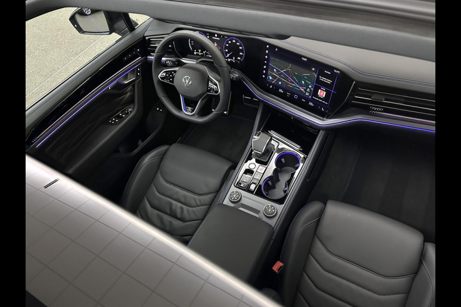 Volkswagen Touareg R 3.0 TSI 462PK E-Hybrid | Luchtvering | Puglia-Leder | Panorama | DYN-Audio | Massage | Ventilatie | ACC | Trekhaak | Nachtzicht | Head-Up | Ergo-Comfort | 22" | Keyless-Entry | Memory | 4-Zone Clima | ISO-Glas | Stoelverwarming V+A | Dodehoek | Standkachel | Carplay | Draadloos Laden |