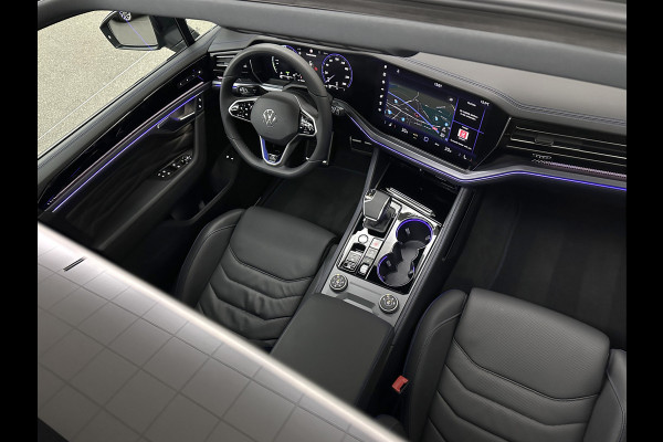 Volkswagen Touareg R 3.0 TSI 462PK E-Hybrid | Luchtvering | Puglia-Leder | Panorama | DYN-Audio | Massage | Ventilatie | ACC | Trekhaak | Nachtzicht | Head-Up | Ergo-Comfort | 22" | Keyless-Entry | Memory | 4-Zone Clima | ISO-Glas | Stoelverwarming V+A | Dodehoek | Standkachel | Carplay | Draadloos Laden |
