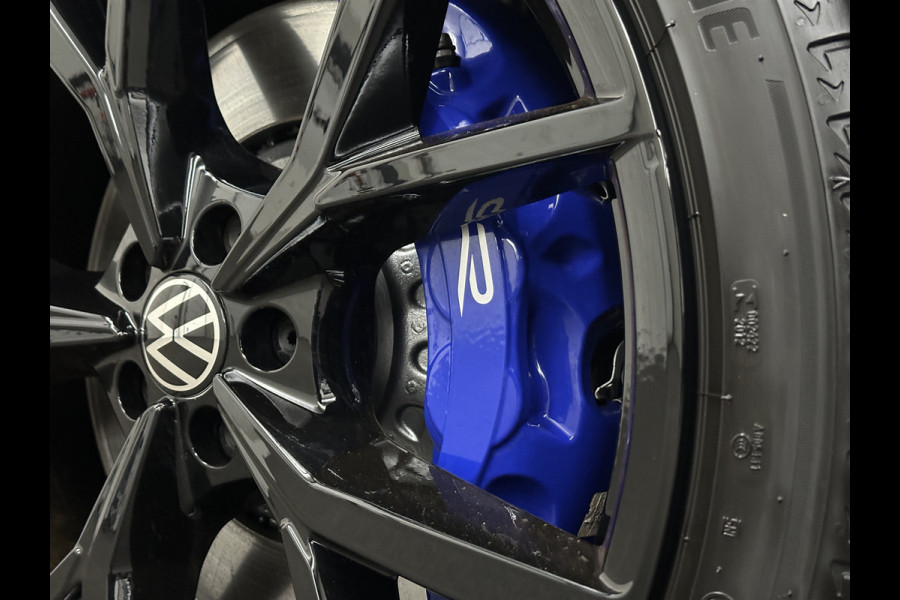 Volkswagen Touareg R 3.0 TSI 462PK E-Hybrid | Luchtvering | Puglia-Leder | Panorama | DYN-Audio | Massage | Ventilatie | ACC | Trekhaak | Nachtzicht | Head-Up | Ergo-Comfort | 22" | Keyless-Entry | Memory | 4-Zone Clima | ISO-Glas | Stoelverwarming V+A | Dodehoek | Standkachel | Carplay | Draadloos Laden |