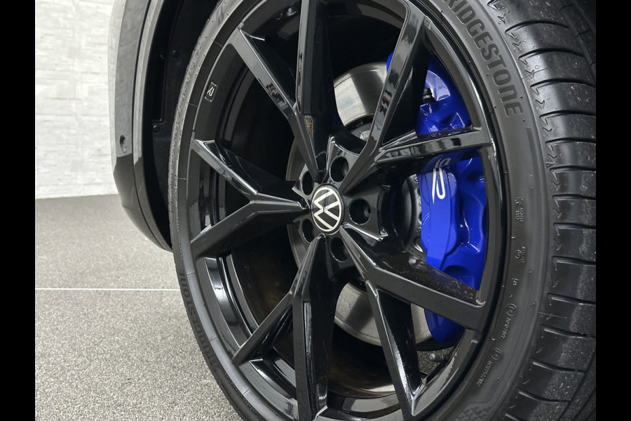 Volkswagen Touareg R 3.0 TSI 462PK E-Hybrid | Luchtvering | Puglia-Leder | Panorama | DYN-Audio | Massage | Ventilatie | ACC | Trekhaak | Nachtzicht | Head-Up | Ergo-Comfort | 22" | Keyless-Entry | Memory | 4-Zone Clima | ISO-Glas | Stoelverwarming V+A | Dodehoek | Standkachel | Carplay | Draadloos Laden |