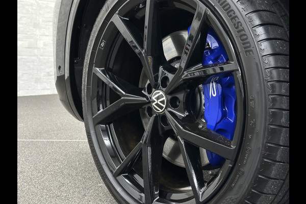 Volkswagen Touareg R 3.0 TSI 462PK E-Hybrid | Luchtvering | Puglia-Leder | Panorama | DYN-Audio | Massage | Ventilatie | ACC | Trekhaak | Nachtzicht | Head-Up | Ergo-Comfort | 22" | Keyless-Entry | Memory | 4-Zone Clima | ISO-Glas | Stoelverwarming V+A | Dodehoek | Standkachel | Carplay | Draadloos Laden |