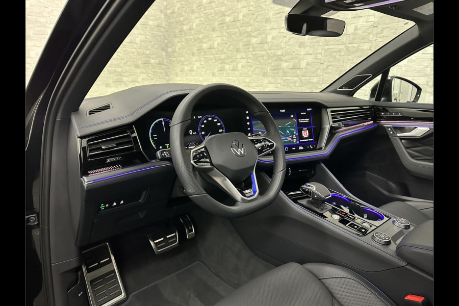 Volkswagen Touareg R 3.0 TSI 462PK E-Hybrid | Luchtvering | Puglia-Leder | Panorama | DYN-Audio | Massage | Ventilatie | ACC | Trekhaak | Nachtzicht | Head-Up | Ergo-Comfort | 22" | Keyless-Entry | Memory | 4-Zone Clima | ISO-Glas | Stoelverwarming V+A | Dodehoek | Standkachel | Carplay | Draadloos Laden |