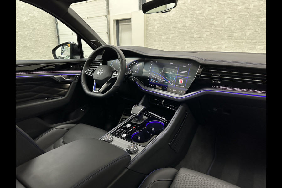 Volkswagen Touareg R 3.0 TSI 462PK E-Hybrid | Luchtvering | Puglia-Leder | Panorama | DYN-Audio | Massage | Ventilatie | ACC | Trekhaak | Nachtzicht | Head-Up | Ergo-Comfort | 22" | Keyless-Entry | Memory | 4-Zone Clima | ISO-Glas | Stoelverwarming V+A | Dodehoek | Standkachel | Carplay | Draadloos Laden |