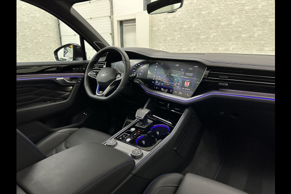 Volkswagen Touareg R 3.0 TSI 462PK E-Hybrid | Luchtvering | Puglia-Leder | Panorama | DYN-Audio | Massage | Ventilatie | ACC | Trekhaak | Nachtzicht | Head-Up | Ergo-Comfort | 22" | Keyless-Entry | Memory | 4-Zone Clima | ISO-Glas | Stoelverwarming V+A | Dodehoek | Standkachel | Carplay | Draadloos Laden |