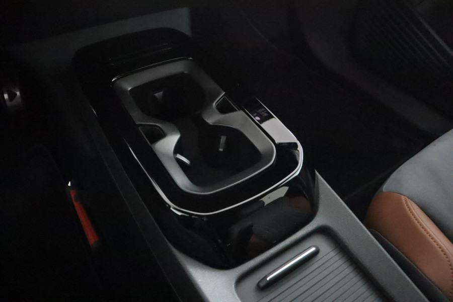Volkswagen ID.4 First 77 kWh|SOH 92%|Trekhaak|Stoel/stuur verwarmd|Alcantara