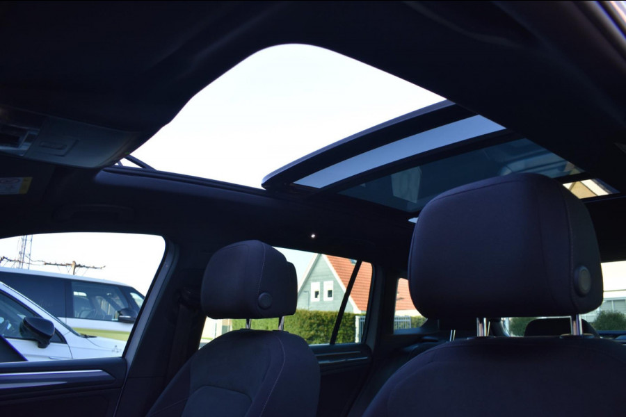 Volkswagen Tiguan 1.5 TSI ACT R-Line | TREKHAAK | CAMERA | DEALER ONDERHOUDEN | STOELVERWARMING | PANORAMADAK | APPLE CARPLAY