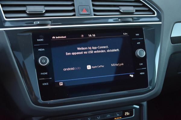 Volkswagen Tiguan 1.5 TSI ACT R-Line | TREKHAAK | CAMERA | DEALER ONDERHOUDEN | STOELVERWARMING | PANORAMADAK | APPLE CARPLAY