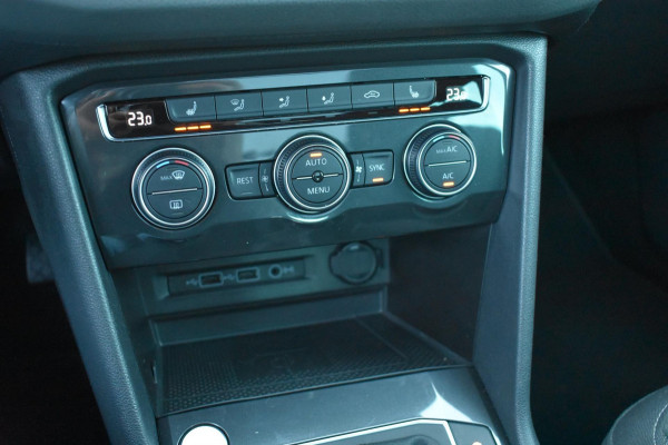 Volkswagen Tiguan 1.5 TSI ACT R-Line | TREKHAAK | CAMERA | DEALER ONDERHOUDEN | STOELVERWARMING | PANORAMADAK | APPLE CARPLAY