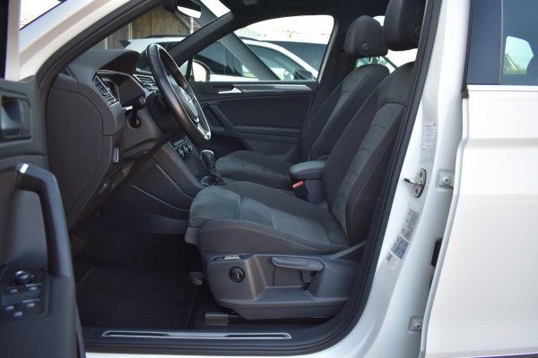 Volkswagen Tiguan 1.5 TSI ACT R-Line | TREKHAAK | CAMERA | DEALER ONDERHOUDEN | STOELVERWARMING | PANORAMADAK | APPLE CARPLAY