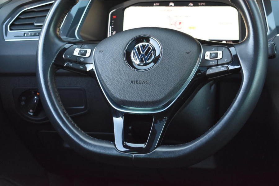 Volkswagen Tiguan 1.5 TSI ACT R-Line | TREKHAAK | CAMERA | DEALER ONDERHOUDEN | STOELVERWARMING | PANORAMADAK | APPLE CARPLAY