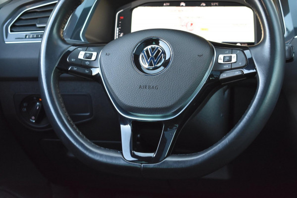 Volkswagen Tiguan 1.5 TSI ACT R-Line | TREKHAAK | CAMERA | DEALER ONDERHOUDEN | STOELVERWARMING | PANORAMADAK | APPLE CARPLAY