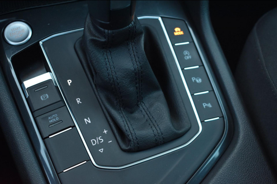 Volkswagen Tiguan 1.5 TSI ACT R-Line | TREKHAAK | CAMERA | DEALER ONDERHOUDEN | STOELVERWARMING | PANORAMADAK | APPLE CARPLAY