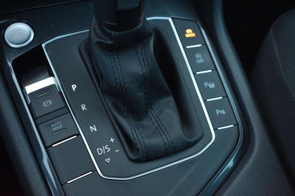 Volkswagen Tiguan 1.5 TSI ACT R-Line | TREKHAAK | CAMERA | DEALER ONDERHOUDEN | STOELVERWARMING | PANORAMADAK | APPLE CARPLAY