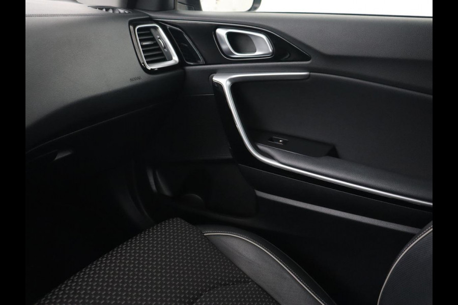 Kia Ceed 1.4 T-GDi DynamicPlusLine | Stoel & stuurverwarming | Adaptive cruise | Trekhaak | Camera | Carplay | Full LED | Navigatie | Climate control | DAB | File Assistent