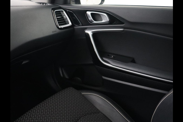 Kia Ceed 1.4 T-GDi DynamicPlusLine | Stoel & stuurverwarming | Adaptive cruise | Trekhaak | Camera | Carplay | Full LED | Navigatie | Climate control | DAB | File Assistent