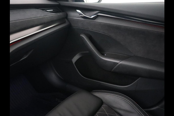 Škoda Octavia 1.4 TSI RS iV PHEV Business | Panoramadak | Head-Up | Leder/Alcantara | Stoelverwarming | Memory | Camera | Carplay | Matrix LED | Achterbankverwarming | Adaptive cruise | Plug In