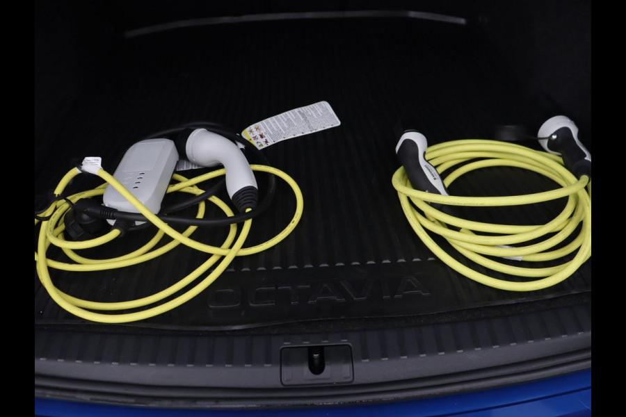 Škoda Octavia 1.4 TSI RS iV PHEV Business | Panoramadak | Head-Up | Leder/Alcantara | Stoelverwarming | Memory | Camera | Carplay | Matrix LED | Achterbankverwarming | Adaptive cruise | Plug In