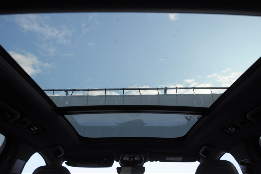 Volvo XC60 T6 350PK Automaat AWD Plus Black Edition / Adaptieve cruise control / BLIS / Panoramadak / Stoel - en stuurverwarming / Keyless entry / Elektrische stoelen / Parkeersensoren met 360 camera
