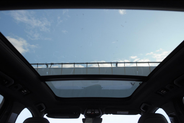 Volvo XC60 T6 350PK Automaat AWD Plus Black Edition / Adaptieve cruise control / BLIS / Panoramadak / Stoel - en stuurverwarming / Keyless entry / Elektrische stoelen / Parkeersensoren met 360 camera