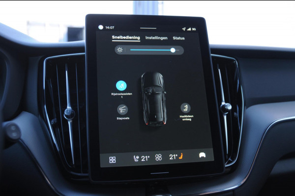 Volvo XC60 T6 350PK Automaat AWD Plus Black Edition / Adaptieve cruise control / BLIS / Panoramadak / Stoel - en stuurverwarming / Keyless entry / Elektrische stoelen / Parkeersensoren met 360 camera