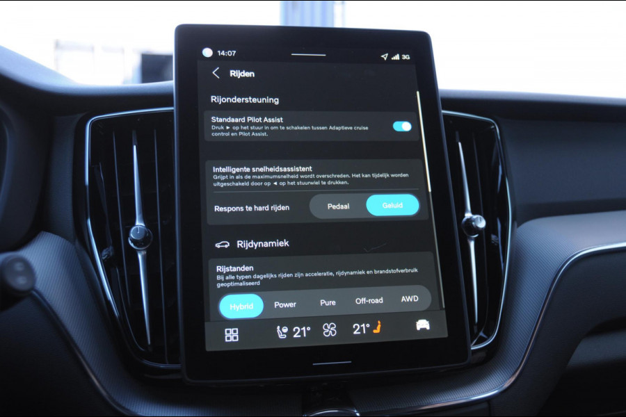 Volvo XC60 T6 350PK Automaat AWD Plus Black Edition / Adaptieve cruise control / BLIS / Panoramadak / Stoel - en stuurverwarming / Keyless entry / Elektrische stoelen / Parkeersensoren met 360 camera