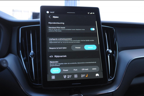 Volvo XC60 T6 350PK Automaat AWD Plus Black Edition / Adaptieve cruise control / BLIS / Panoramadak / Stoel - en stuurverwarming / Keyless entry / Elektrische stoelen / Parkeersensoren met 360 camera