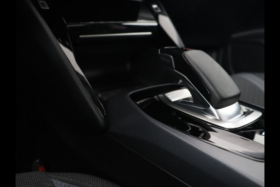 Peugeot e-2008 EV Allure 50 kWh | 3 Fase | Panoramadak | Adaptive cruise | Keyless | Camera | Carplay | Half leder | Navigatie