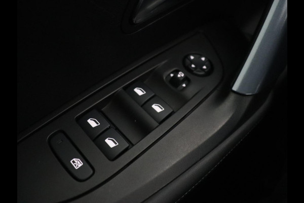 Peugeot e-2008 EV Allure 50 kWh | 3 Fase | Panoramadak | Adaptive cruise | Keyless | Camera | Carplay | Half leder | Navigatie