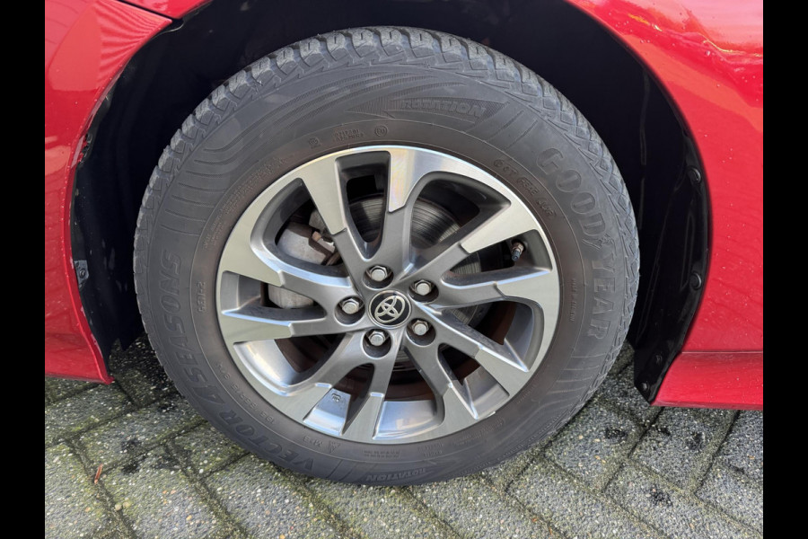 Toyota Prius 1.8 Plug-in Executive | Navigatie | Camera | DAB | Lichtmetalen Velgen |
