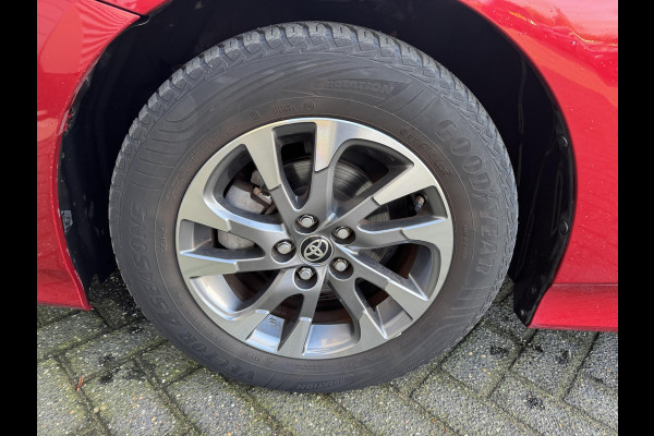 Toyota Prius 1.8 Plug-in Executive | Navigatie | Camera | DAB | Lichtmetalen Velgen |